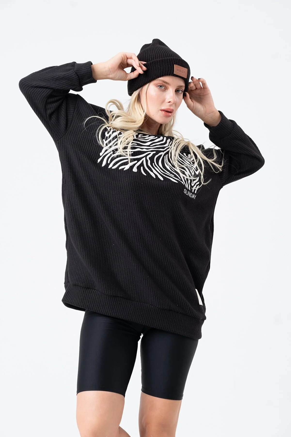 Women's Oversize Embroidered Front Crew Neck Sweatshirt