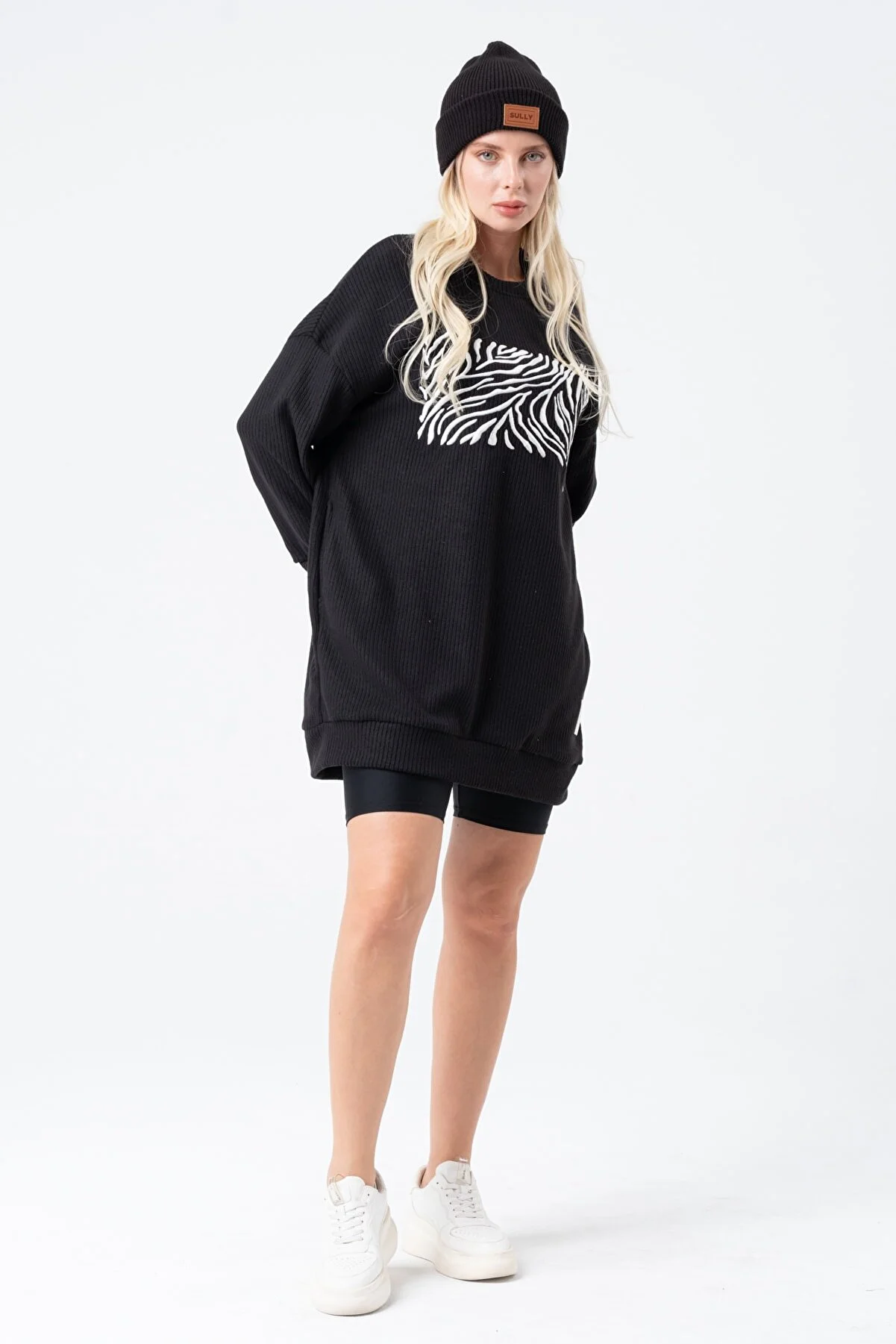 Women's Oversize Embroidered Front Crew Neck Sweatshirt