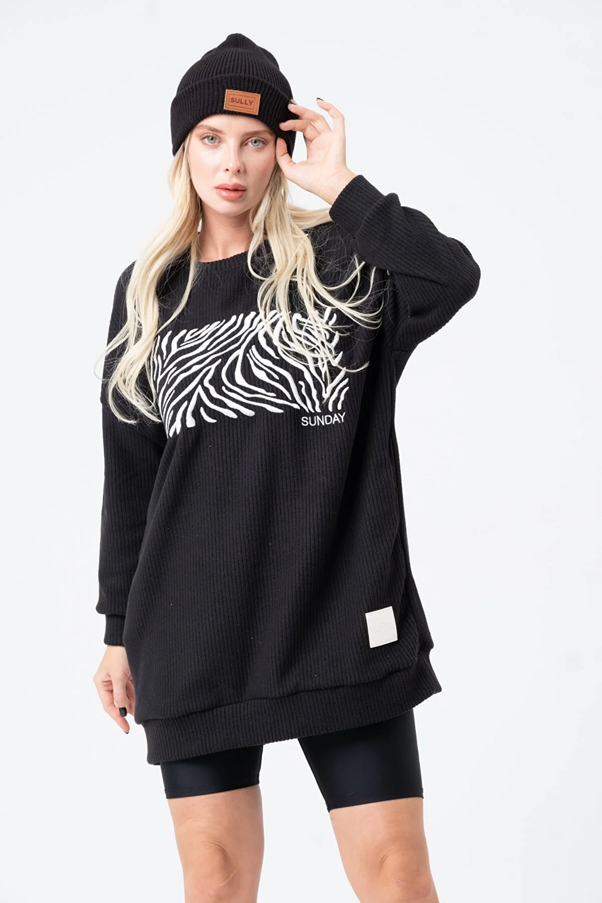 Women's Oversize Embroidered Front Crew Neck Sweatshirt