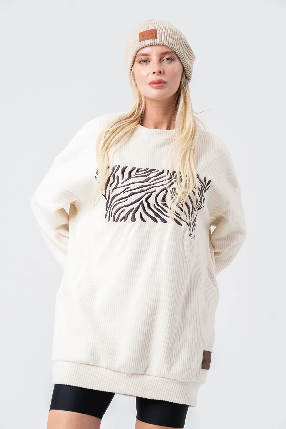 Women's Oversize Embroidered Front Crew Neck Sweatshirt