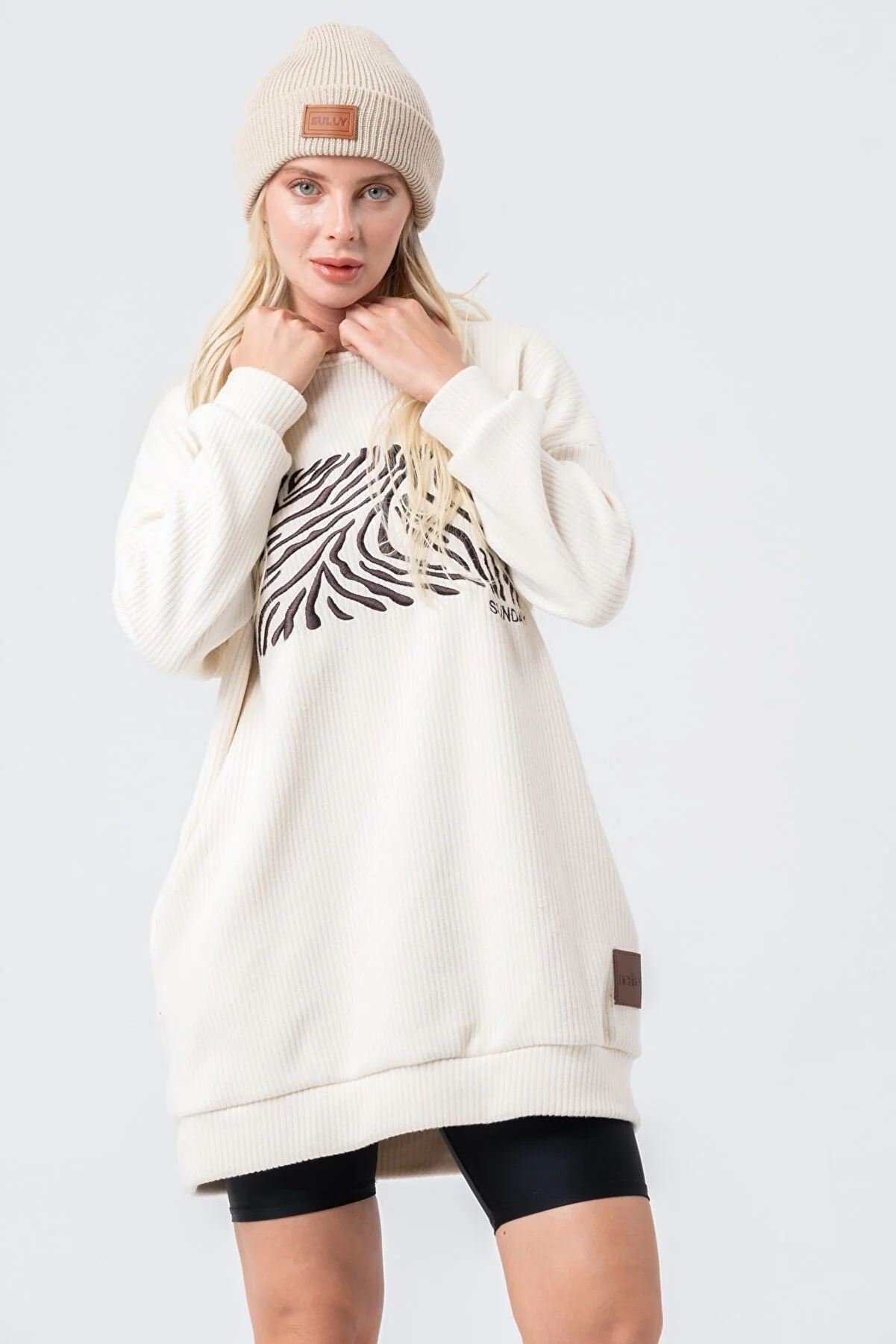 Women's Oversize Embroidered Front Crew Neck Sweatshirt