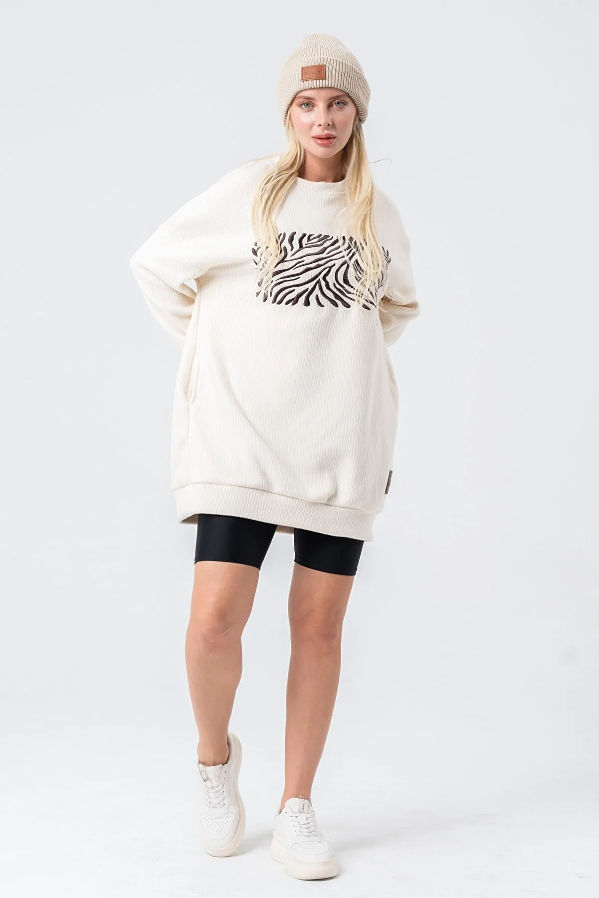 Women's Oversize Embroidered Front Crew Neck Sweatshirt