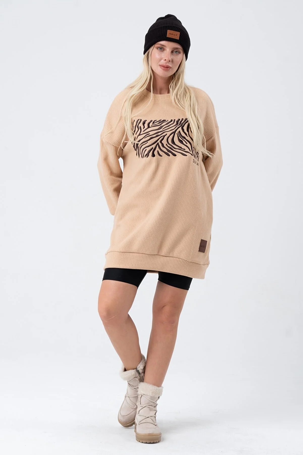 Women's Oversize Embroidered Front Crew Neck Sweatshirt