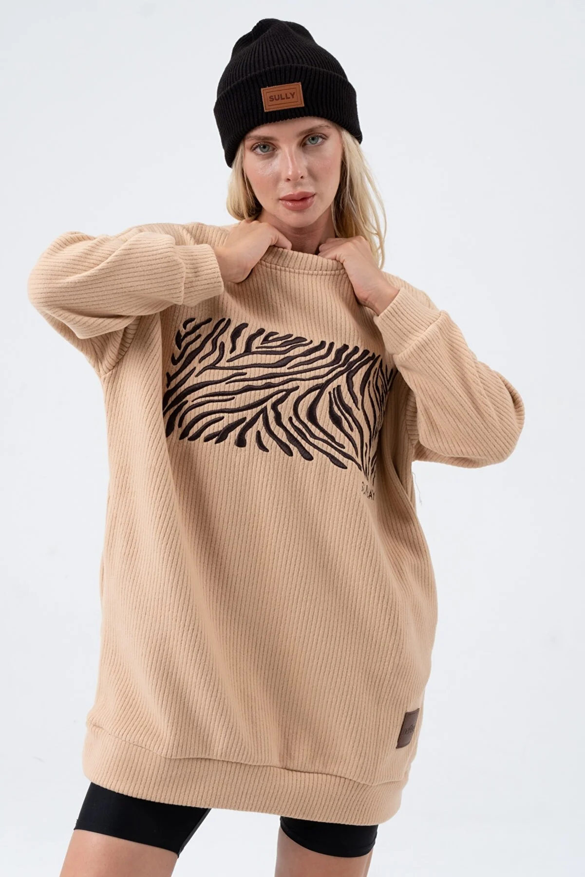 Women's Oversize Embroidered Front Crew Neck Sweatshirt