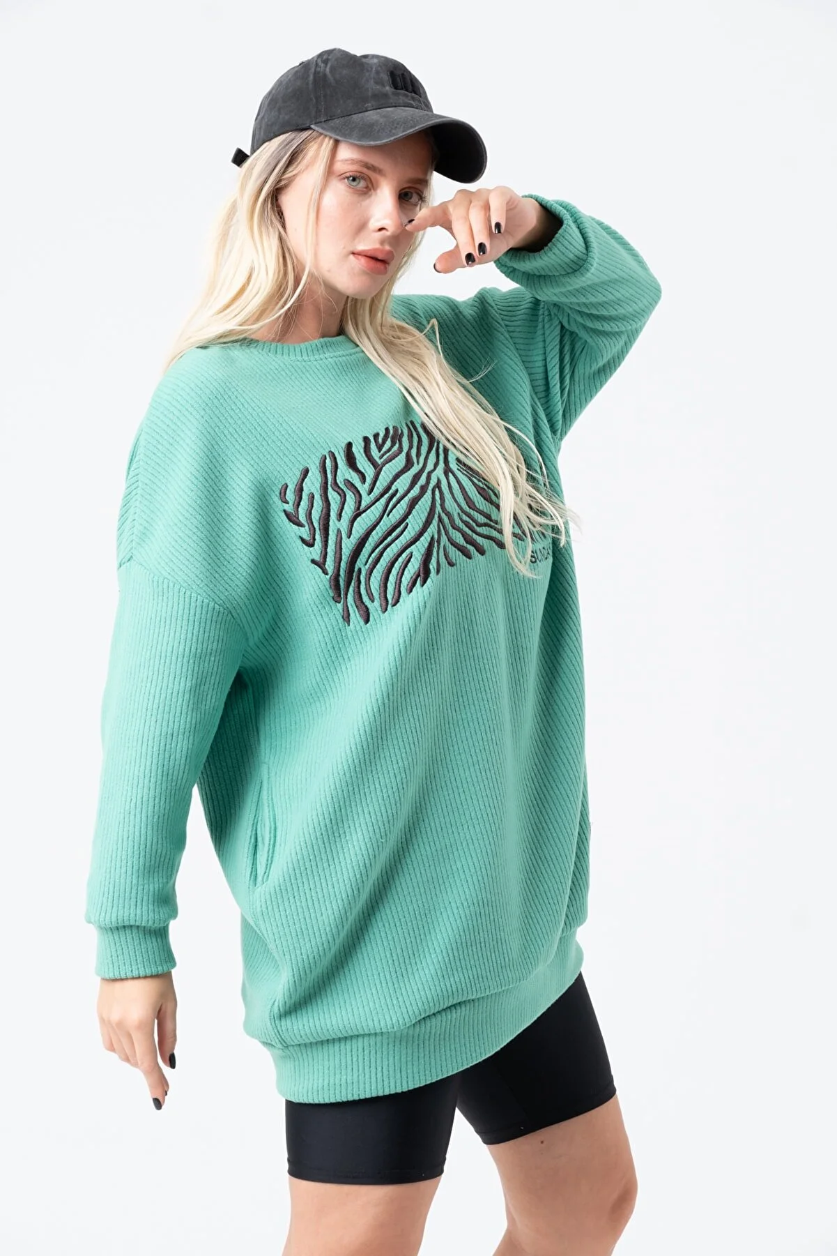 Women's Oversize Embroidered Front Crew Neck Sweatshirt