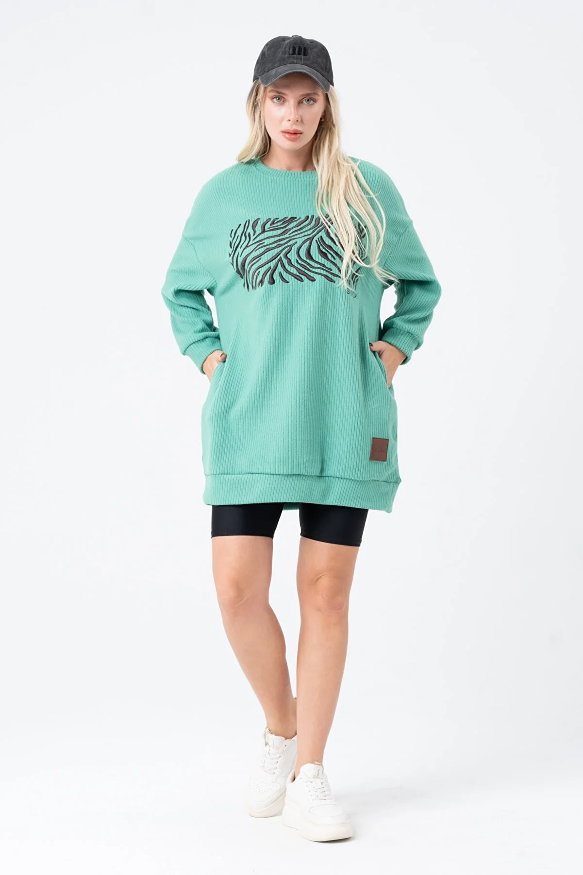 Women's Oversize Embroidered Front Crew Neck Sweatshirt