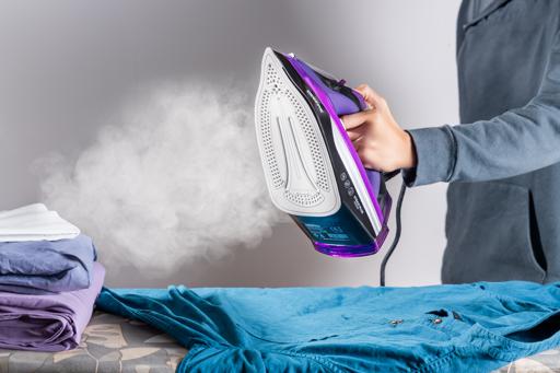 Geepas Steam Iron 3000W image 1