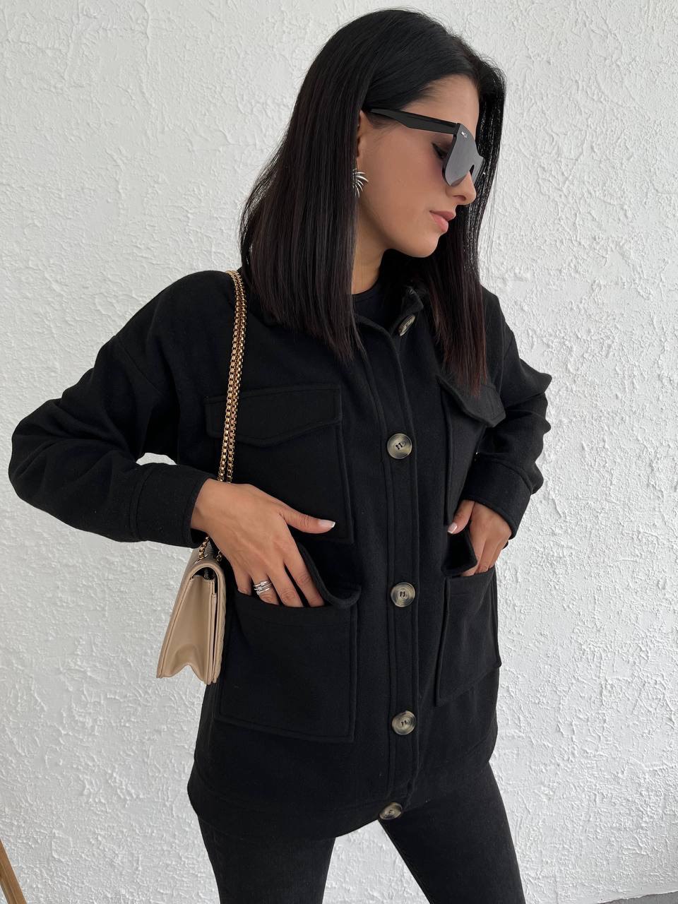 Women's short coat with buttons and pockets