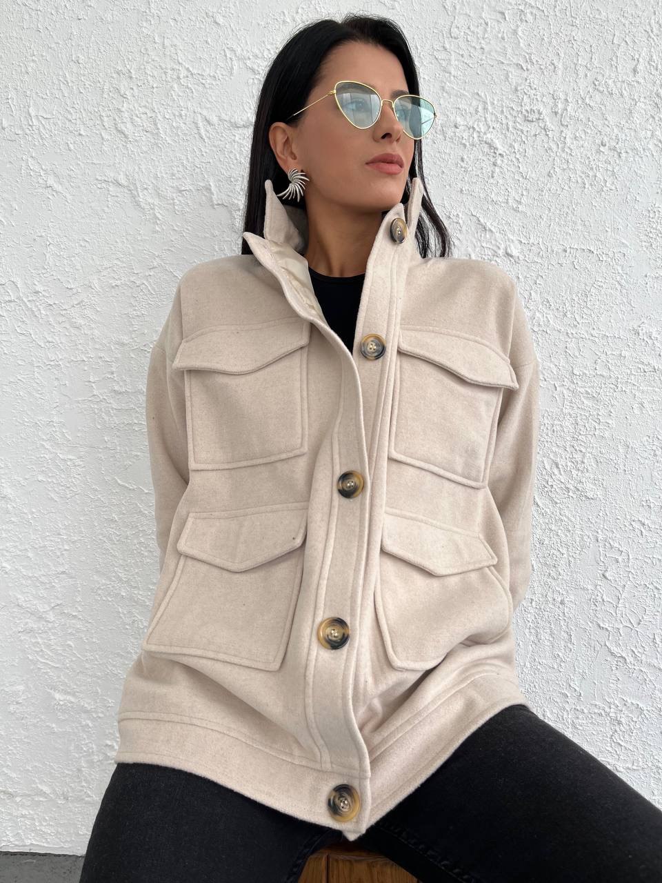 Women's short coat with buttons and pockets