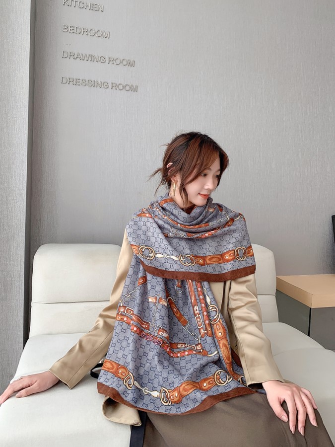 Woman's Viscose Scarf