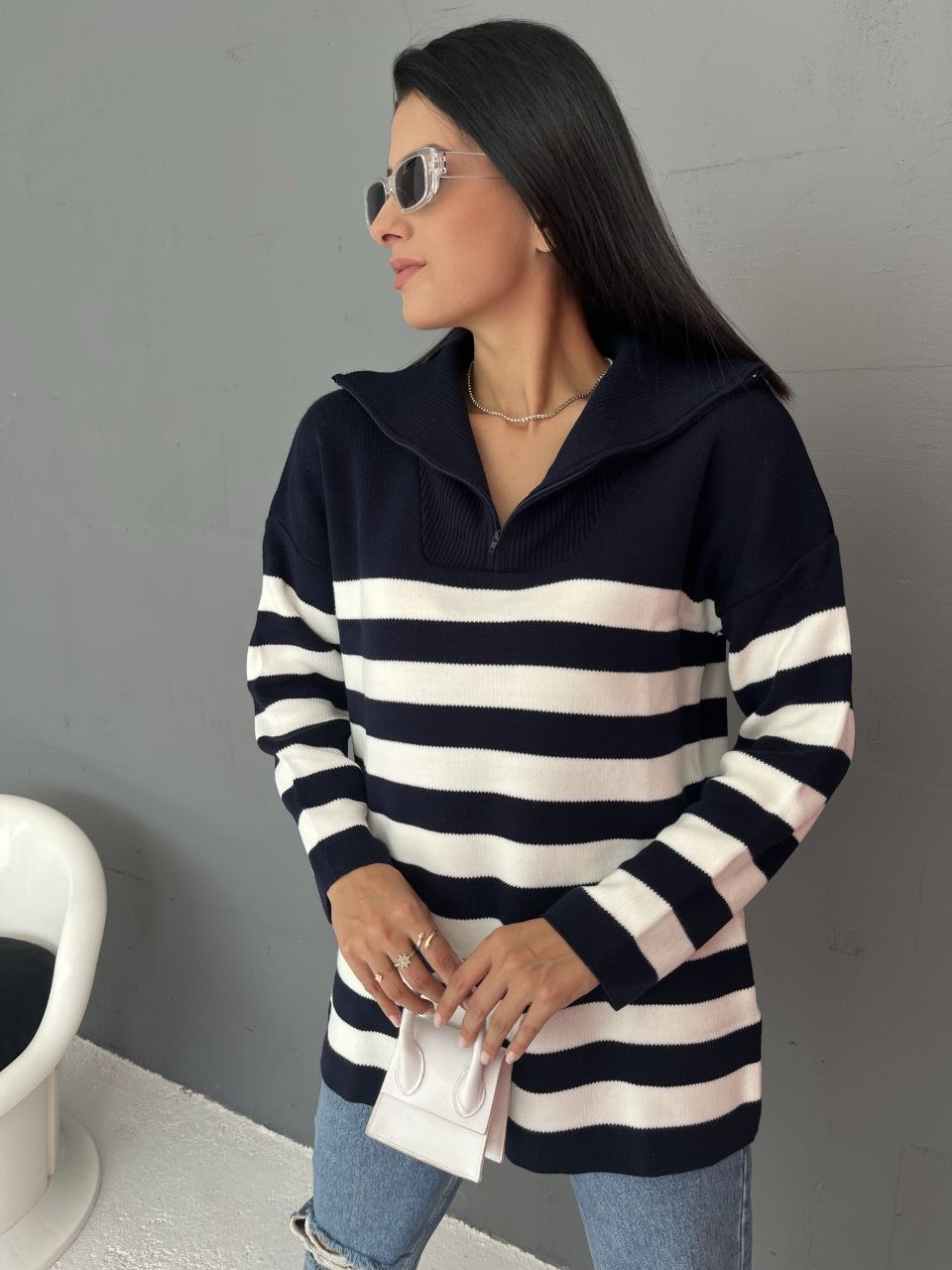Large collar striped sweater