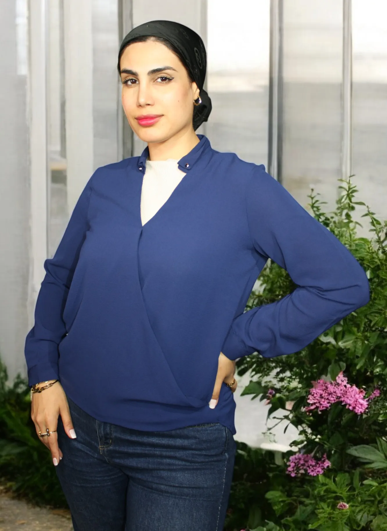 کراسێکی قۆڵ درێژی ئافرەتان بە  یاخە