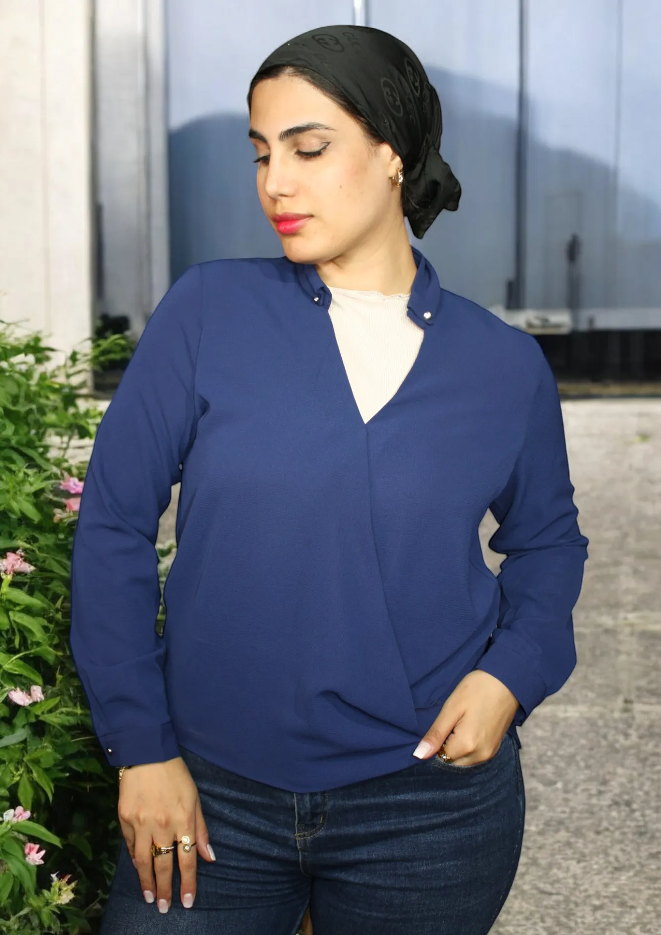 کراسێکی قۆڵ درێژی ئافرەتان بە  یاخە