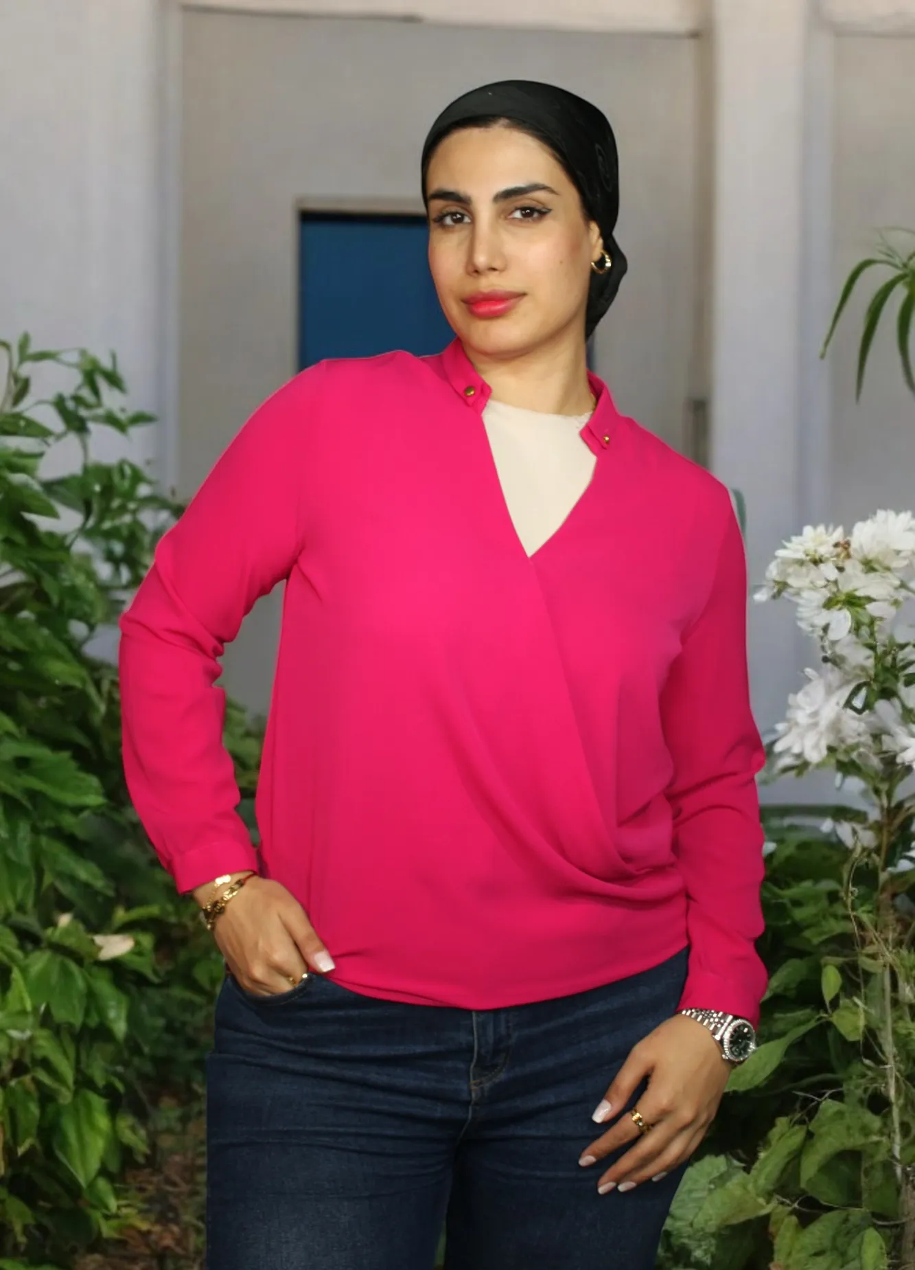 کراسێکی قۆڵ درێژی ئافرەتان بە  یاخە