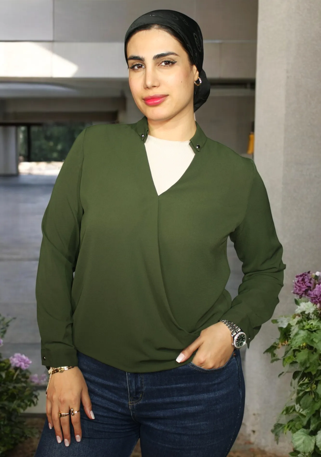 کراسێکی قۆڵ درێژی ئافرەتان بە  یاخە