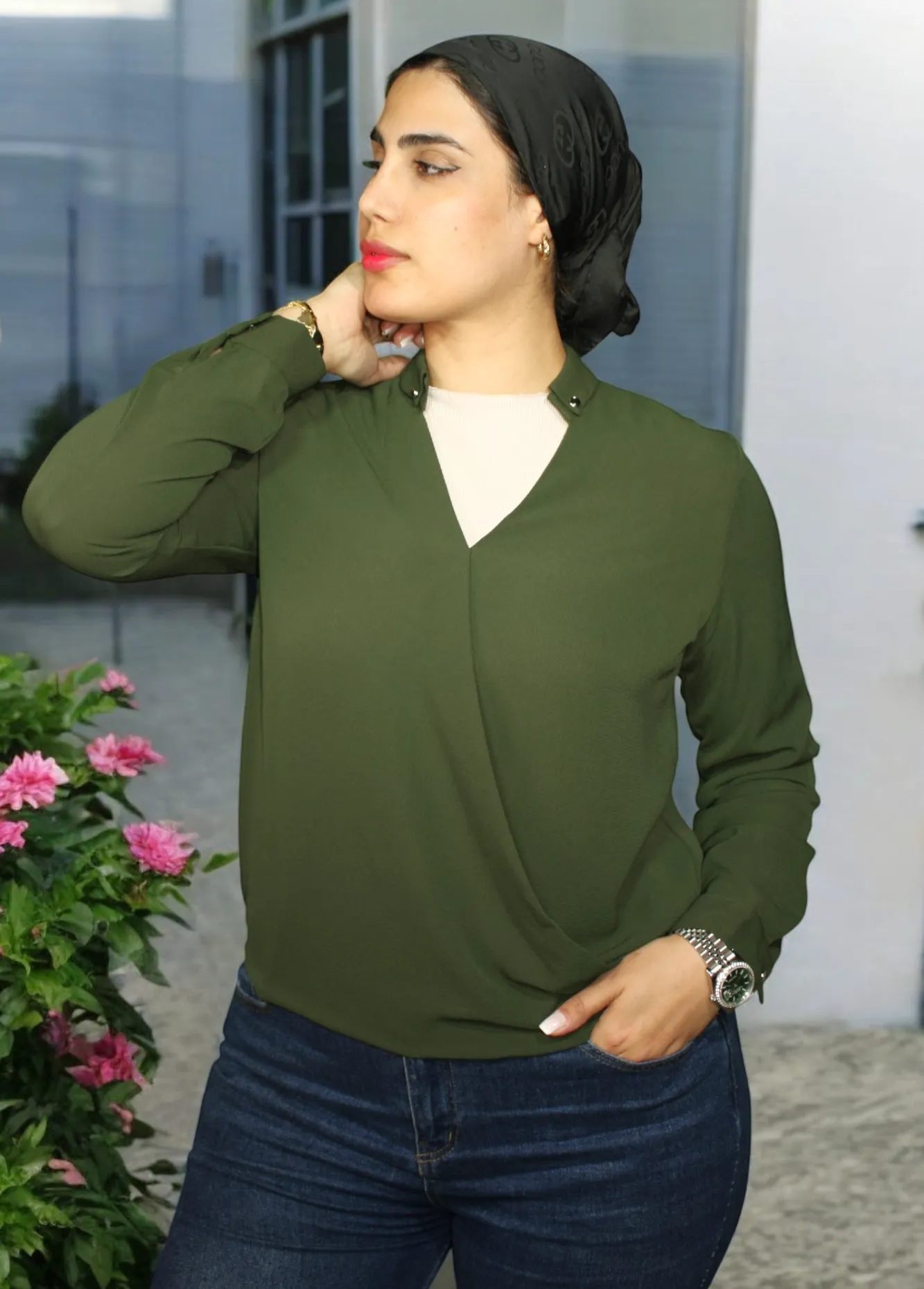 کراسێکی قۆڵ درێژی ئافرەتان بە  یاخە