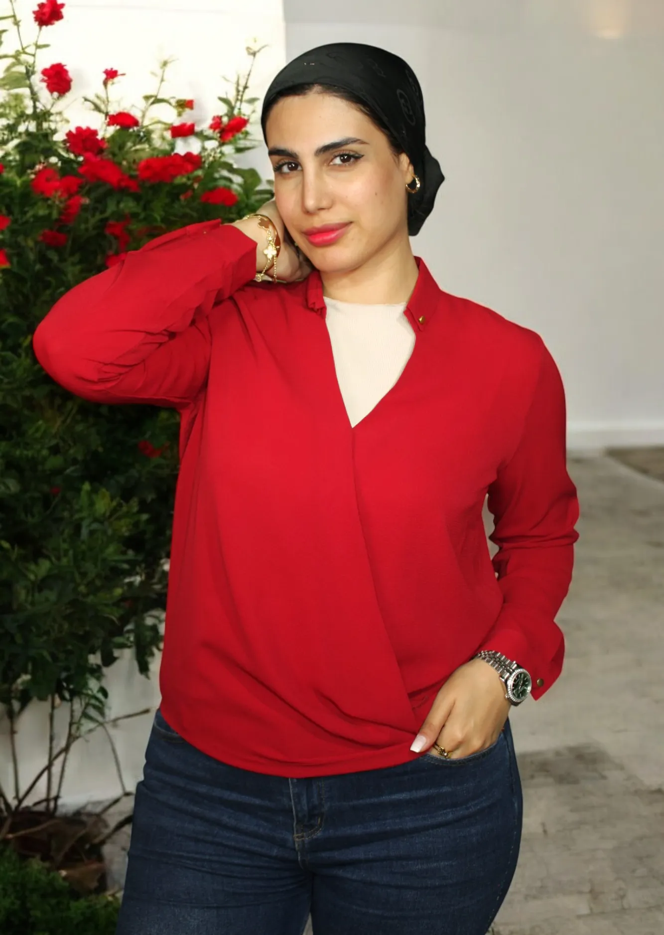 کراسێکی قۆڵ درێژی ئافرەتان بە  یاخە