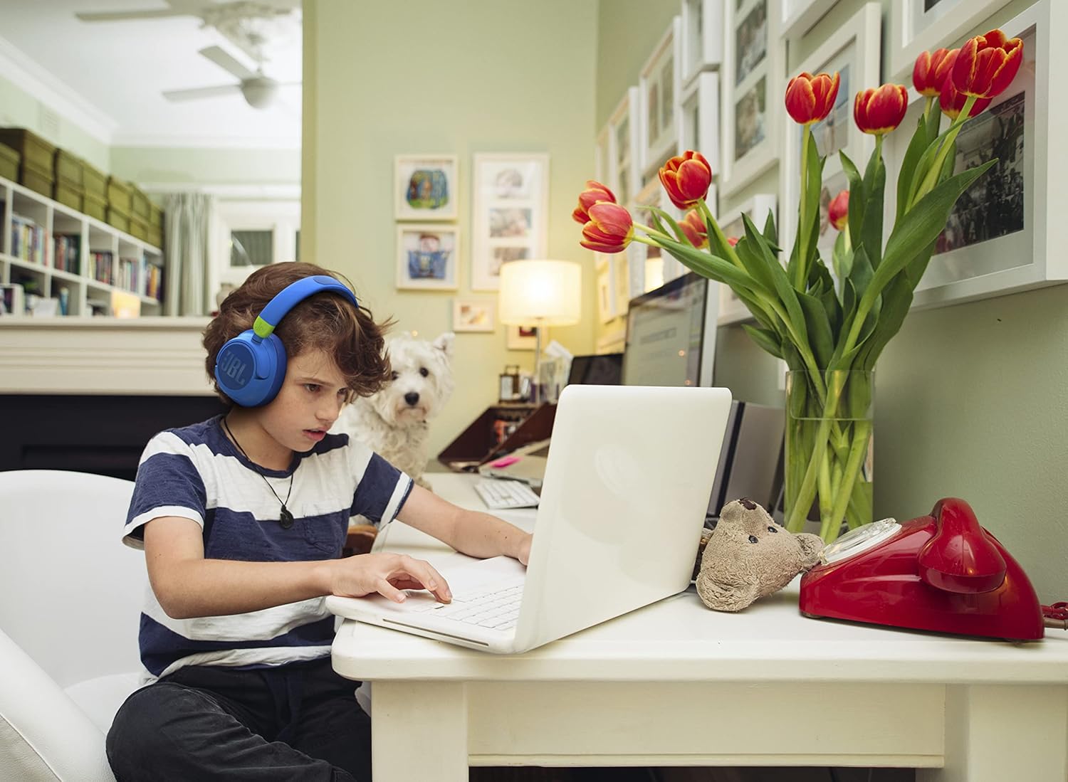 Wireless headphones for children with Sound Safe technology and a lightweight padded design