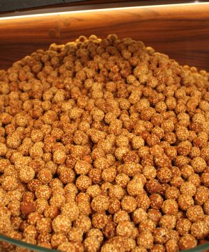 Peanuts With Sesame