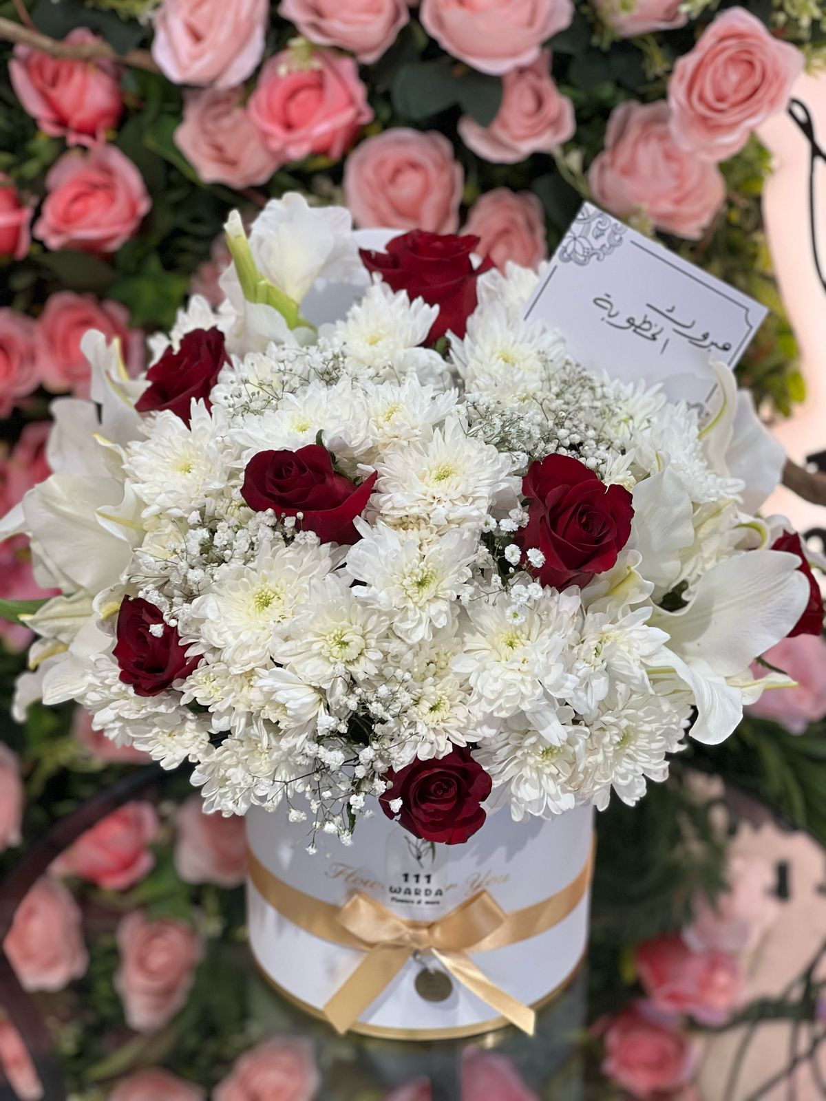 White dawoodi and roses Box