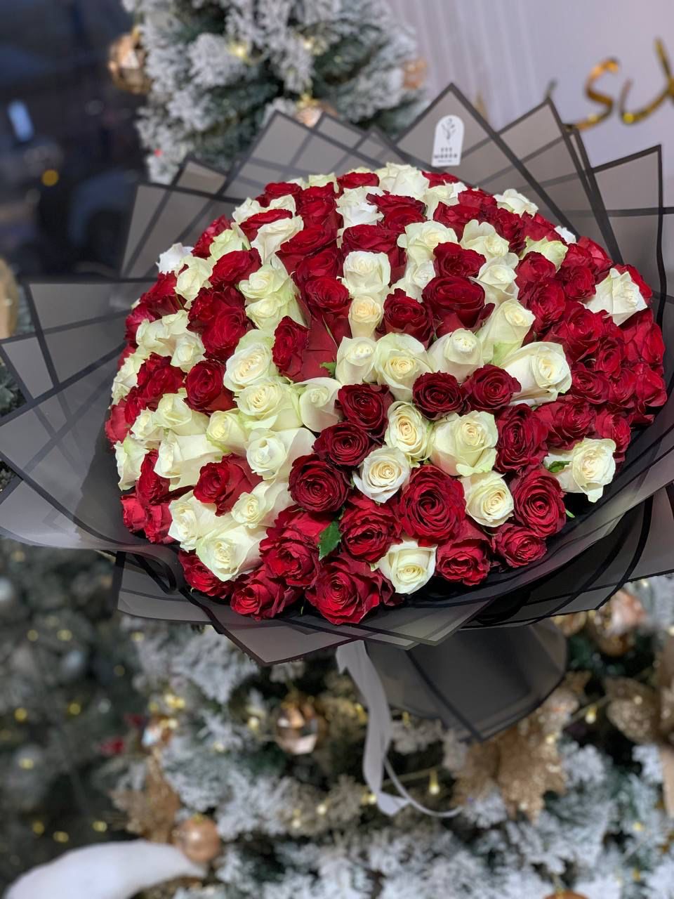 Red and white rose bouquet (set of 150 roses)