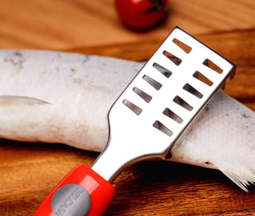 مقشرة سمك ديلكاسا