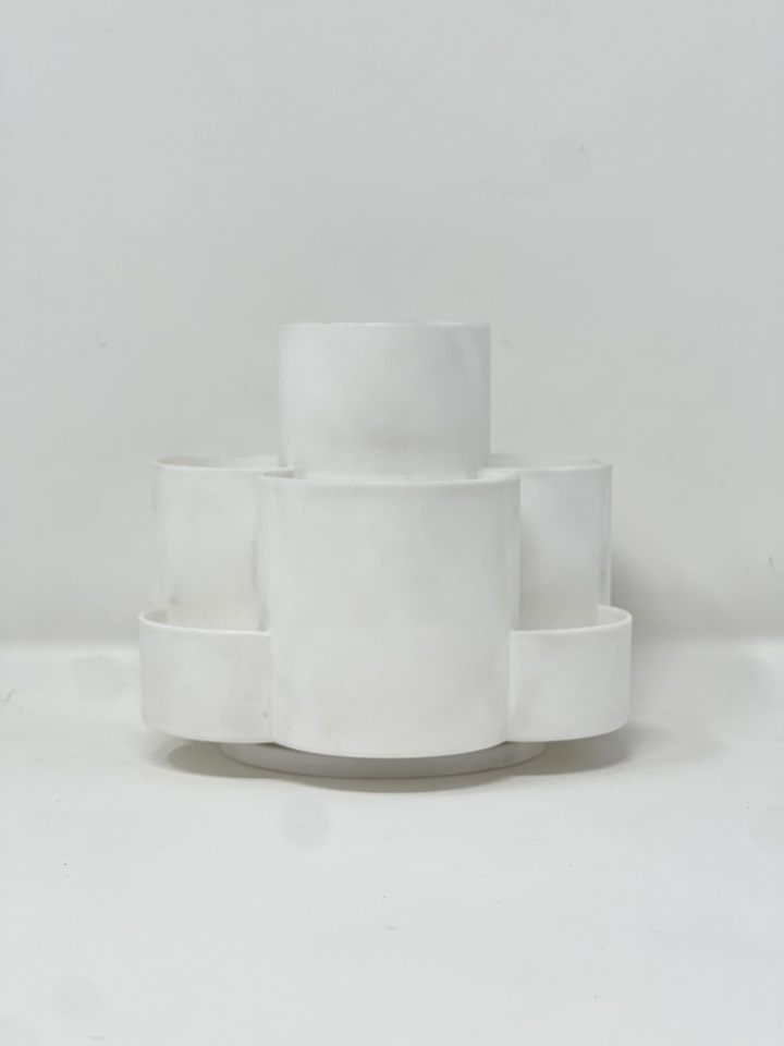 ستاندی ڕێکخەری قەلەمی سەر مێزی گەورەی سووڕاوە