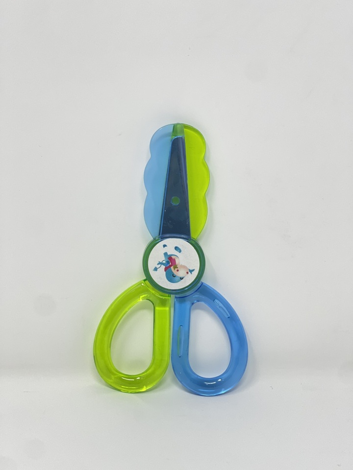مقص بلاستيكي آمن للأطفال