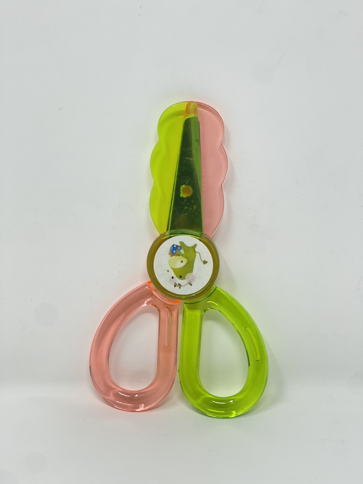 مقص بلاستيكي آمن للأطفال