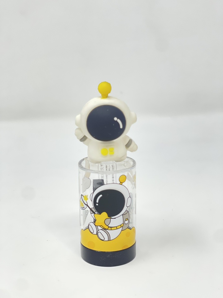 قەڵەم تیژکەرەوەی لە شێوەی کەشتیوانی ئاسمانی