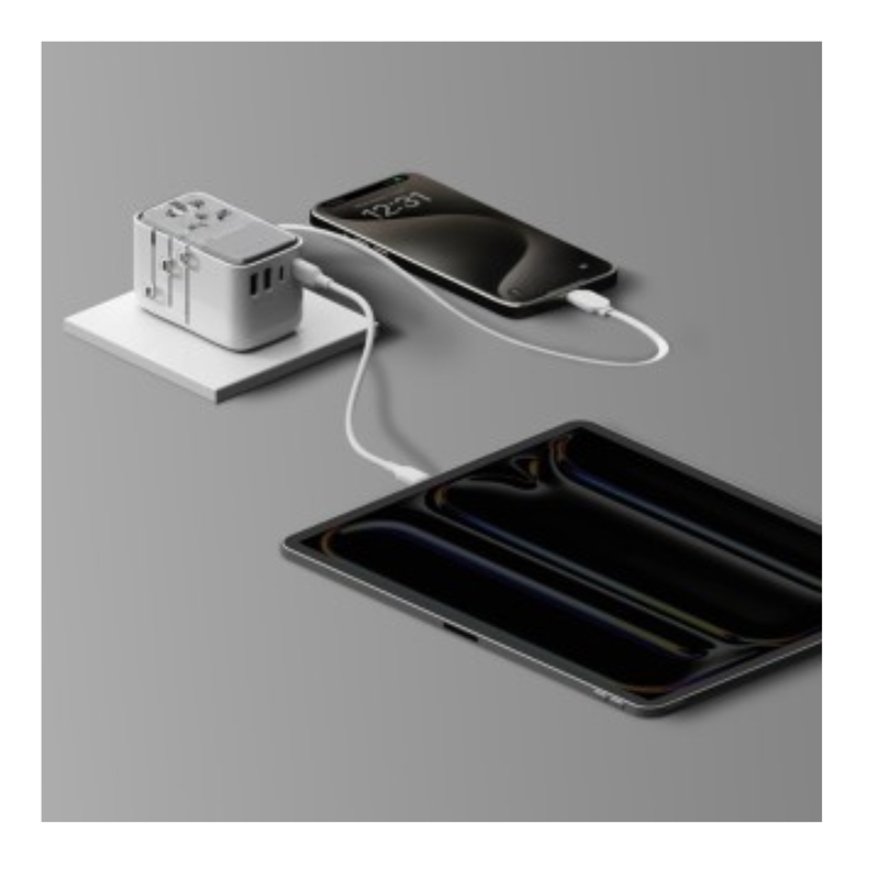 بارگاویکەرەوەی مۆماکس وۆرلد+ فلۆ 35W 4 دەروازە لەگەڵ کێبڵی USB-C و ئەداپتەری AC ی گەشتیاری، سپی