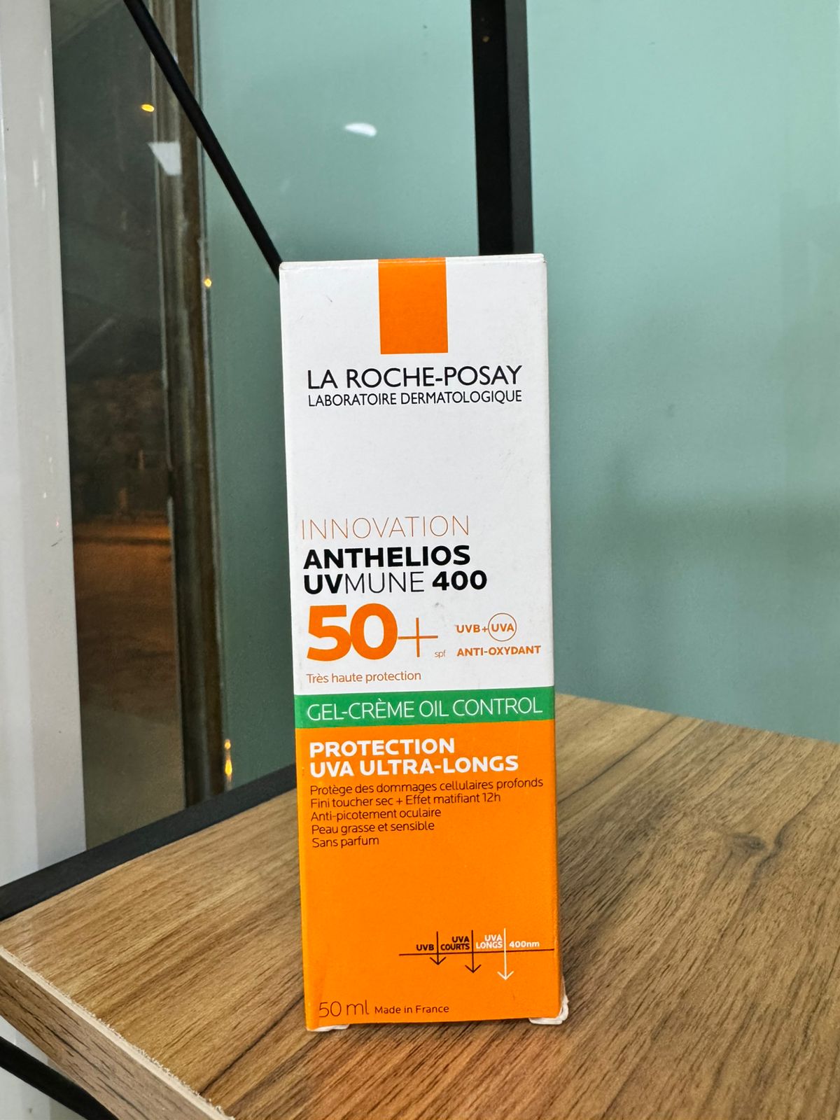 واقي الشمس La Roche-Posay Anthelios UVMune 400 Oil Control Gel-Cream SPF50+.
